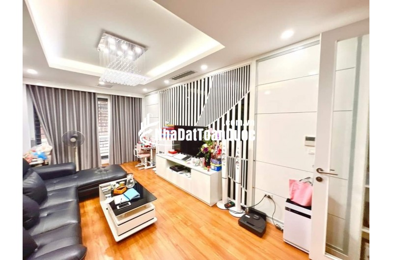 NHÀ ĐẸP Ở PHÙNG CHÍ KIÊN -PHÂN LÔ Ô TÔ - MẶT NGÕ KINH DOANH - 2 THOÁNG TRƯỚC  SAU - FULL NỘI THẤT TIỀN TỶ.